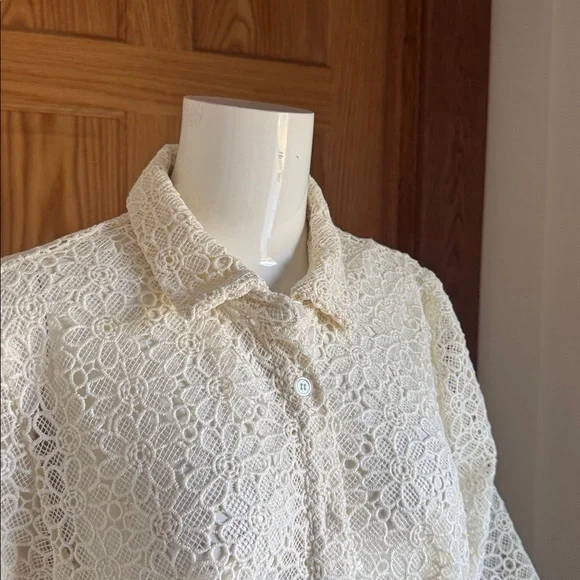 Forever 21 Ivory Floral Lace Button Down Eyelet Top SIZE M - Picture 3 of 8